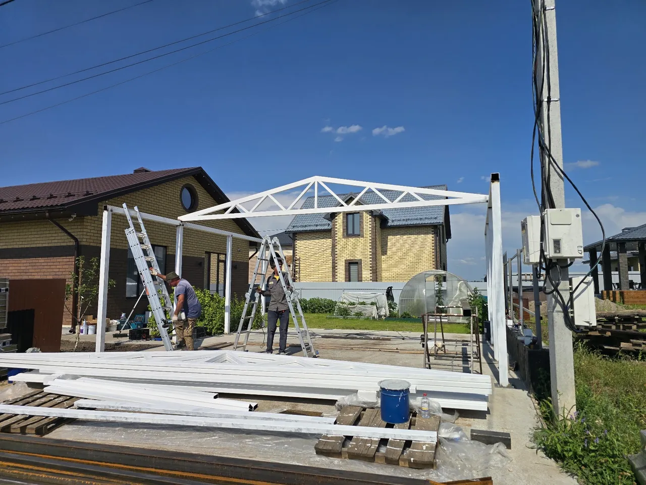 Начало монтажа металлического каркаса гаража